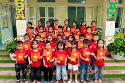Hoạt động tạo hình làm lá cờ Tổ quốc – Lớp 5 tuổi B