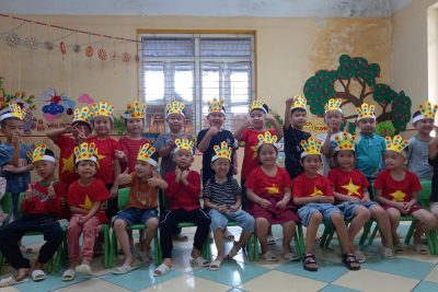 Hoạt động tạo hình làm mũ Vua Hùng – Lớp 5 tuổi A1